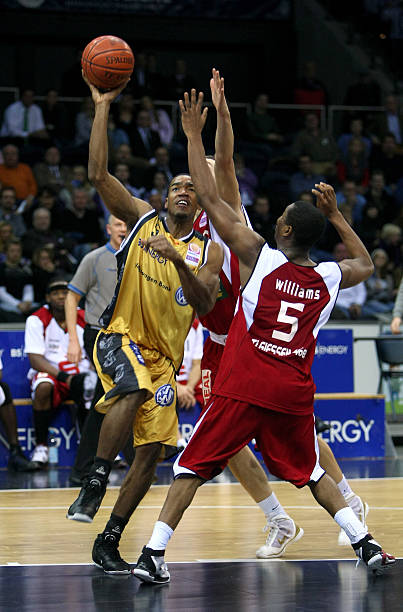 义与鹈鹕队 义与鹈鹕队